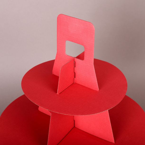 Две червени триетажни стойки за кексчета за еднократна употреба