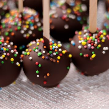 Vegan Cake Pops with Bio Rosehip Marmalade, Cinnamon, and Chocolate 