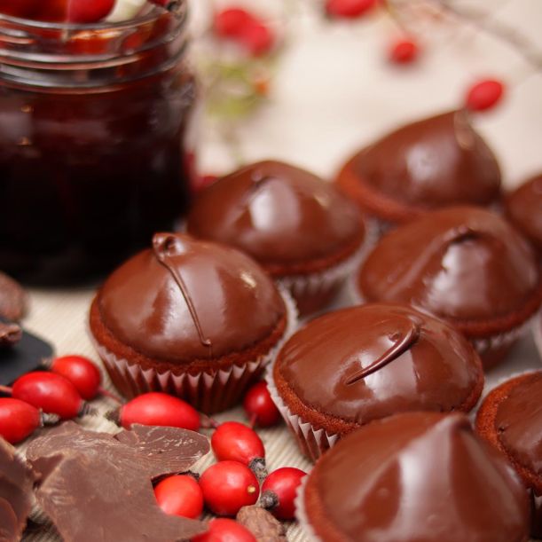 Mini Vegan Muffins with Bio Rosehip Marmalade, Cinnamon, and Chocolate