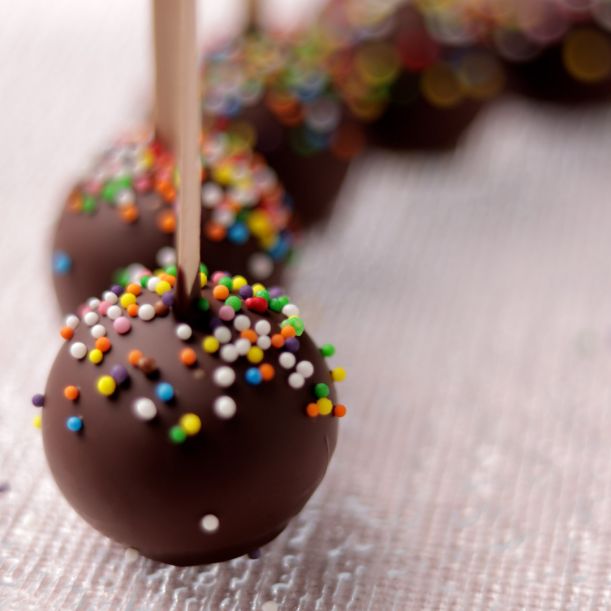 Vegan Cake Pops with Bio Rosehip Marmalade, Cinnamon, and Chocolate 