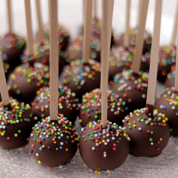 Vegan Cake Pops with Bio Rosehip Marmalade, Cinnamon, and Chocolate 