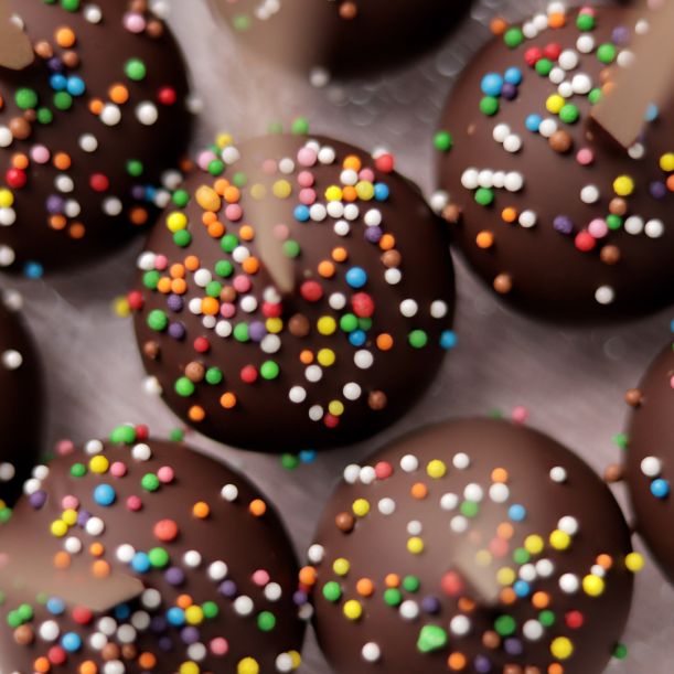 Vegan Cake Pops with Bio Rosehip Marmalade, Cinnamon, and Chocolate 