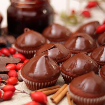 Mini Vegan Muffins with Bio Rosehip Marmalade, Cinnamon, and Chocolate