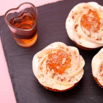 Кутия за Мария с 6 Капкейка Амарето и кайсия